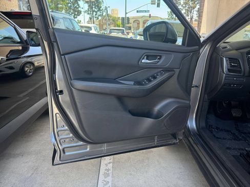 Used 2025 Nissan Rogue SV AWD/4WD image 18