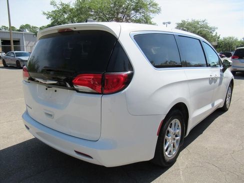 Used 2023 Chrysler Voyager LX FWD image 4