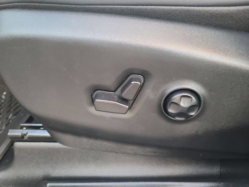 Used 2025 Chrysler Pacifica Select image 13