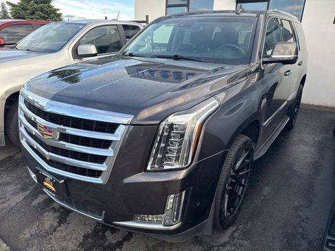 Used 2017 Cadillac Escalade Premium Luxury AWD/4WD image 3