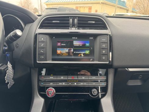 Used 2018 Jaguar F-PACE Premium image 14