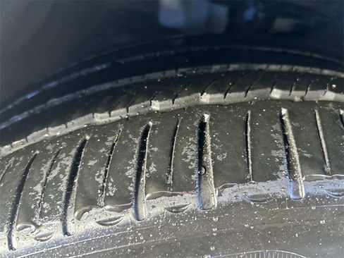 Used 2023 Volvo XC40 B5 Plus image 10