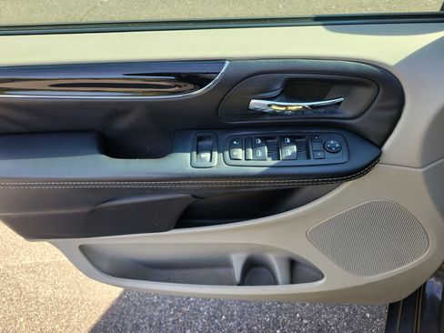 Used 2019 Dodge Grand Caravan SXT image 19