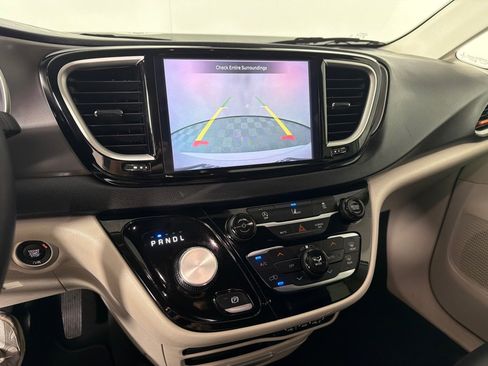 Used 2022 Chrysler Pacifica Touring-L FWD image 16
