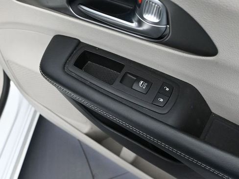 Used 2023 Chrysler Pacifica Touring-L image 46