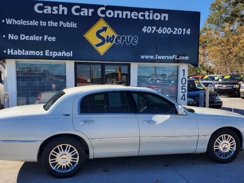 Used 2006 Lincoln Town Car Signature Limited image 7