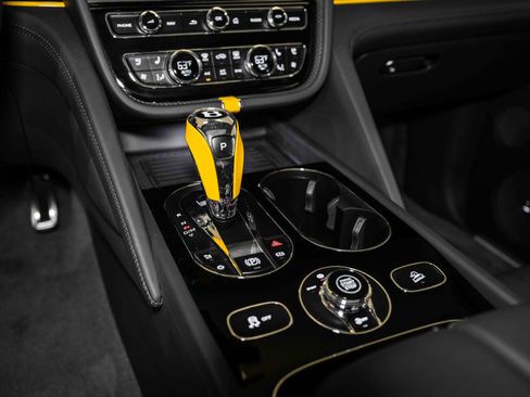 Used 2024 Bentley Bentayga Azure V8 image 43