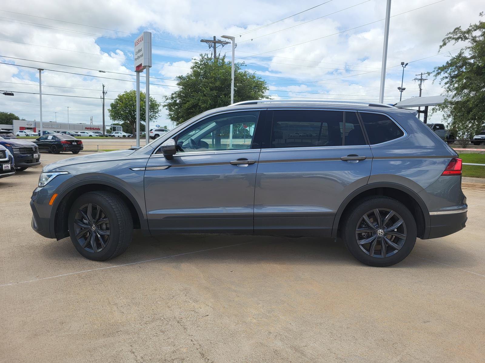 Used 2024 Volkswagen Tiguan SE FWD image 10
