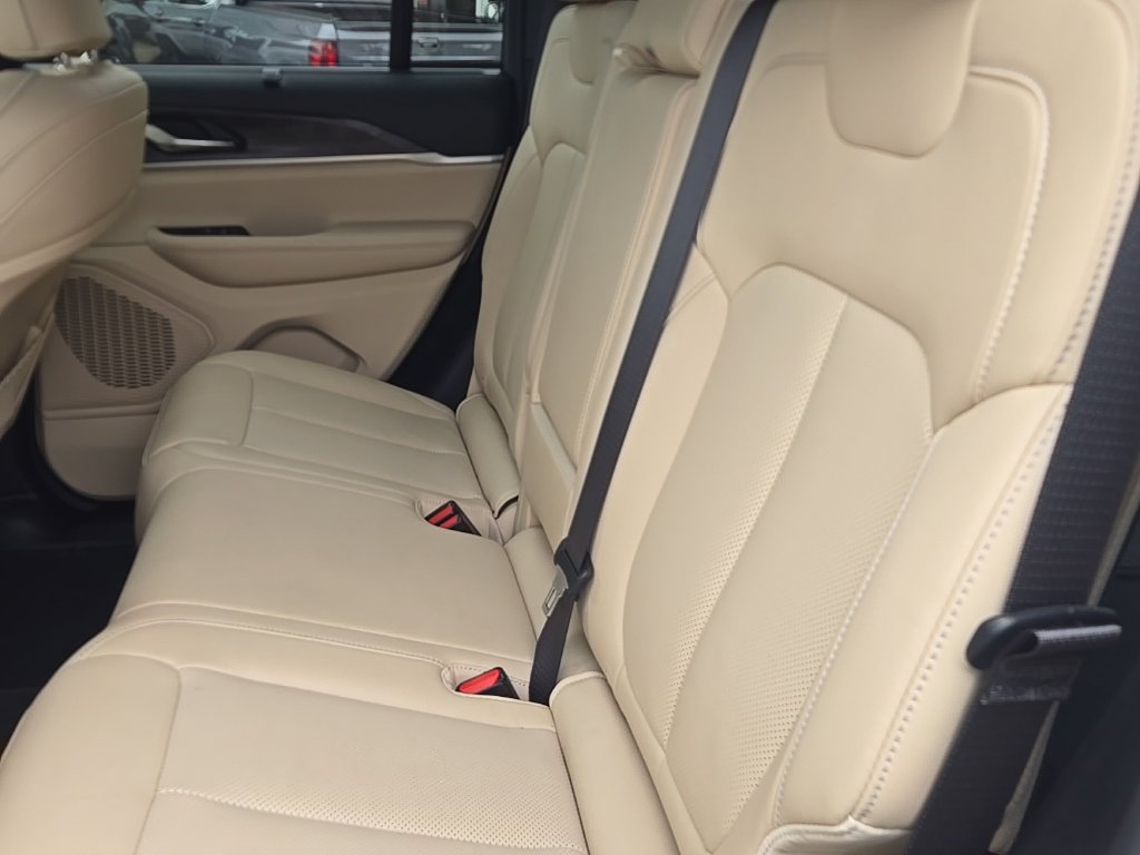 Certified 2024 Jeep Grand Cherokee Limited w/ Luxury Tech Group II AWD/4WD image 17