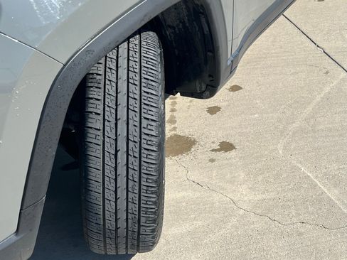 Used 2024 Jeep Compass Limited image 9