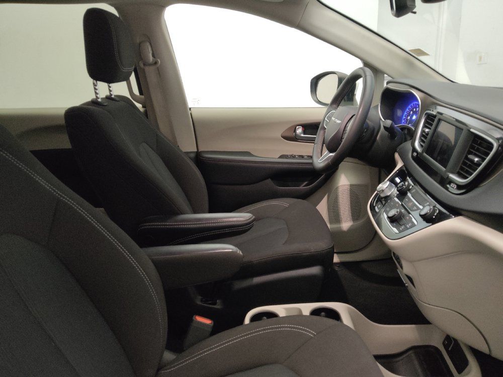 Used 2023 Chrysler Voyager LX FWD image 21