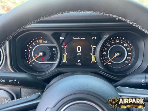 New 2025 Jeep Gladiator Rubicon w/ Convenience Group AWD/4WD image 17