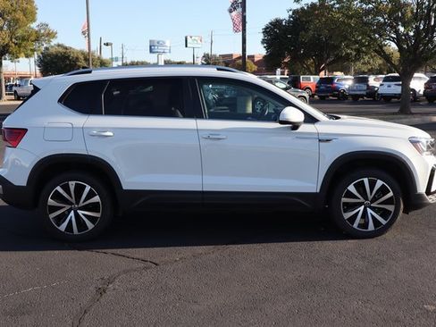 Used 2024 Volkswagen Taos SE image 11