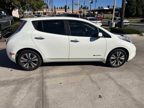 Used 2017 Nissan Leaf SV image 6