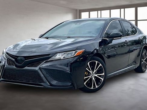 Used 2023 Toyota Camry SE FWD image 2