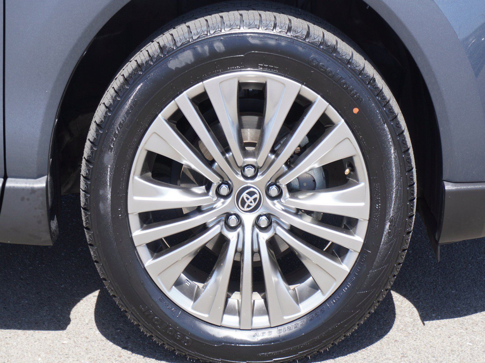Used 2024 Toyota Venza XLE AWD/4WD image 5