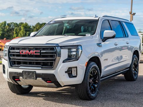 Used 2022 GMC Yukon XL AT4 image 3