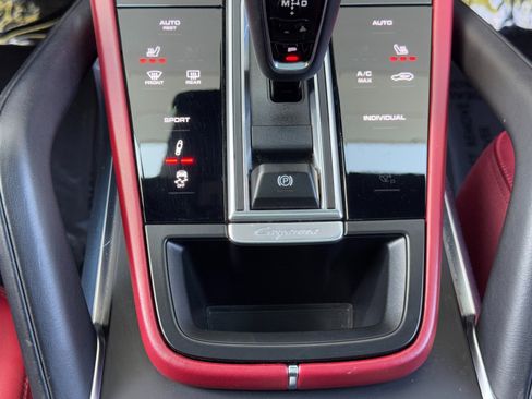 Used 2020 Porsche Cayenne Turbo image 33