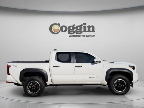 Certified 2025 Toyota Tacoma TRD Off-Road image 5