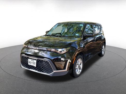 Used 2025 Kia Soul LX w/ LX Technology Package image 3