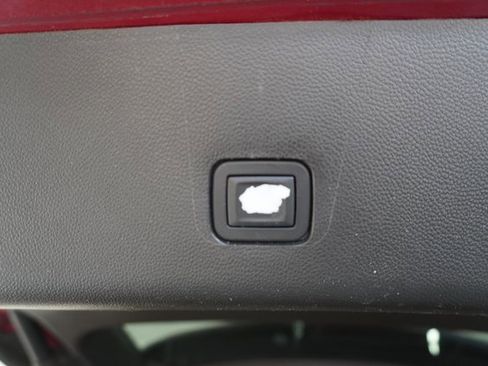 Used 2018 Chevrolet Traverse LT image 38