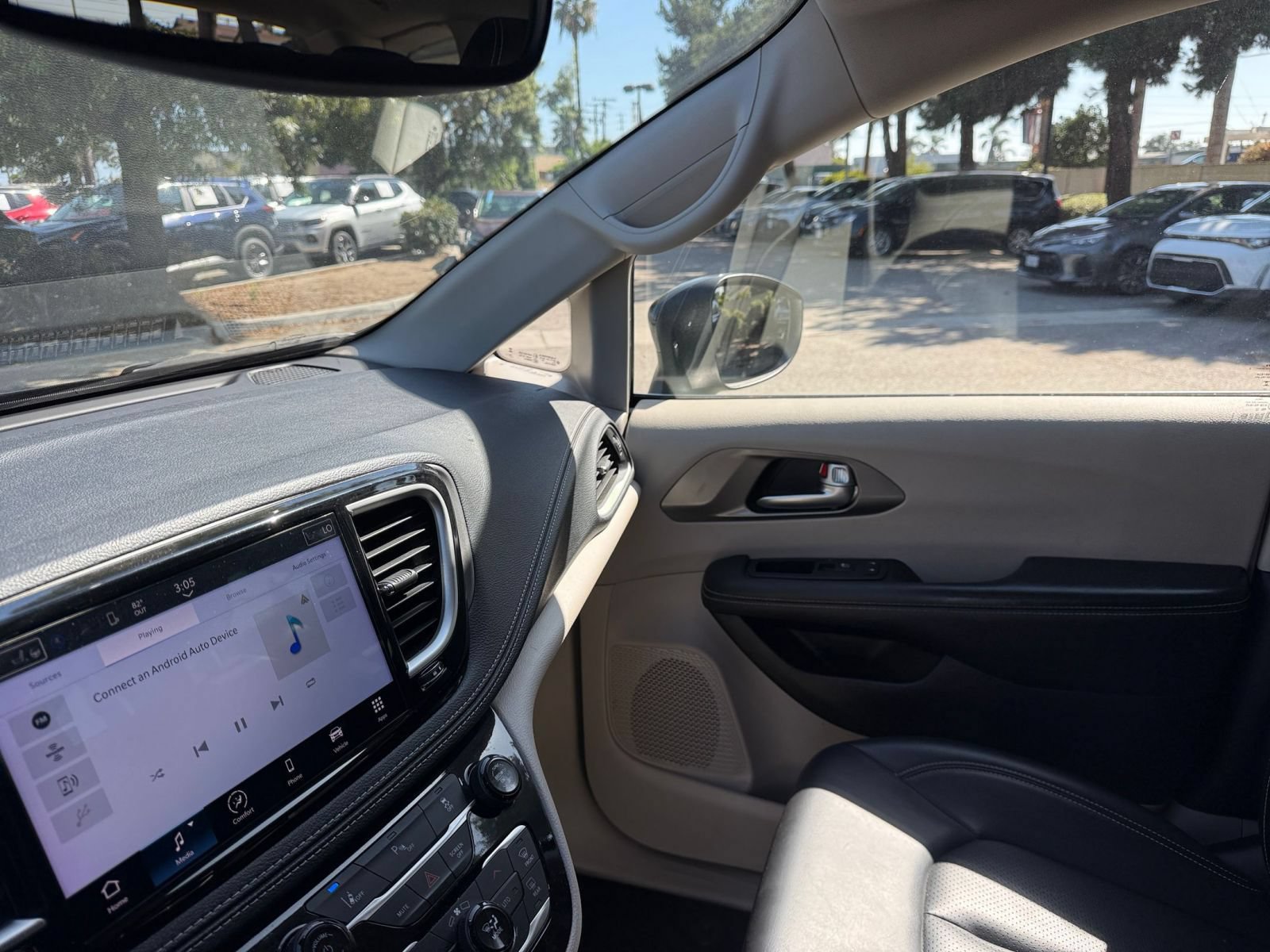 Used 2023 Chrysler Pacifica Touring-L FWD image 34