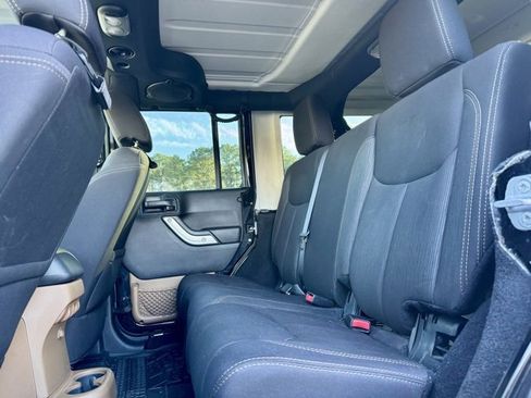 Used 2014 Jeep Wrangler Unlimited Sahara image 28