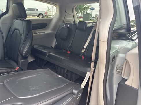 Used 2024 Chrysler Pacifica Touring-L FWD image 14