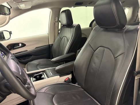 Used 2023 Chrysler Pacifica Limited FWD image 29
