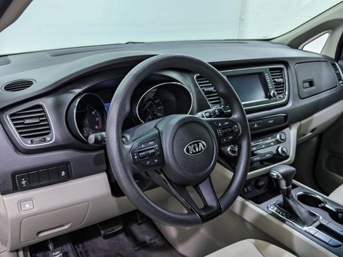Used 2019 Kia Sedona LX image 11