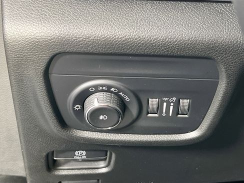 Used 2022 Jeep Grand Cherokee Limited image 10