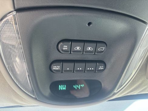 Used 2006 Chrysler Town & Country Touring image 25