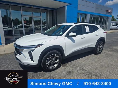 Used 2024 Chevrolet Trax LT FWD image 1