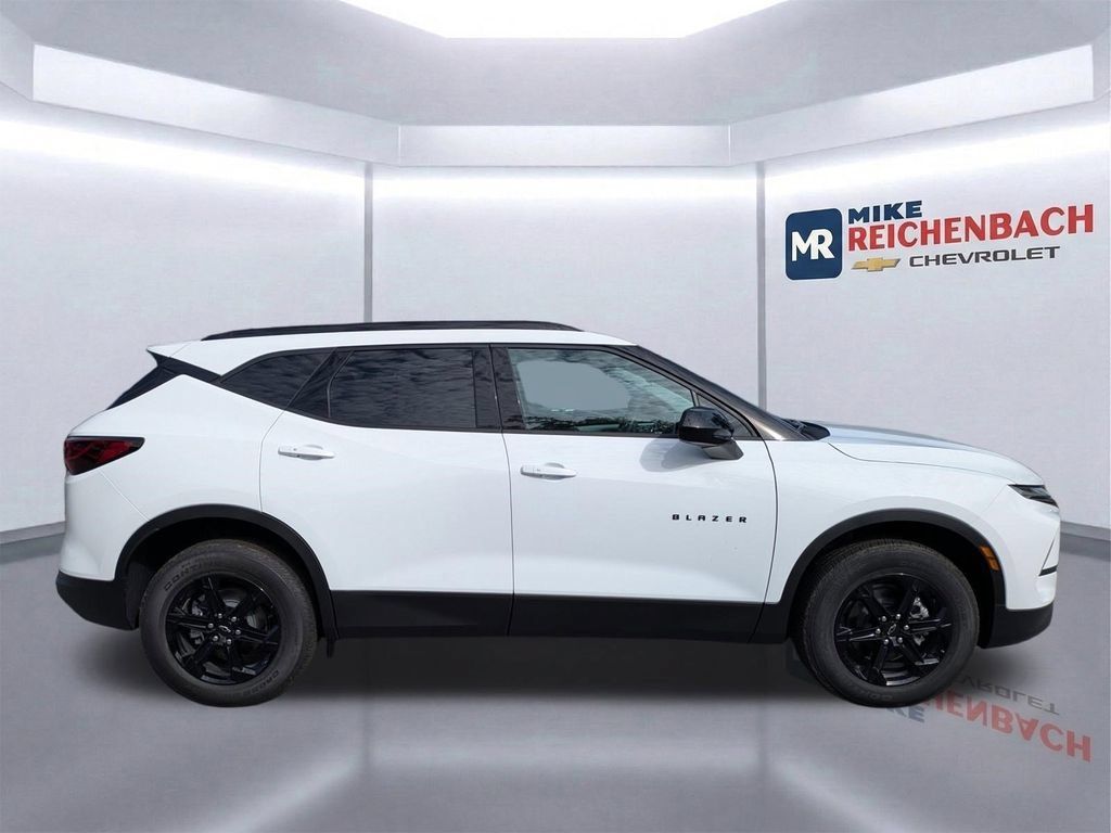 New 2025 Chevrolet Blazer LT w/ Midnight/Sport Edition FWD image 4