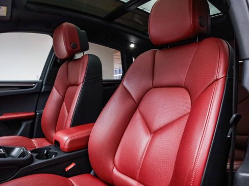 Used 2025 Porsche Macan image 5