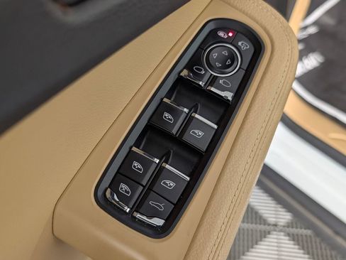 Used 2018 Porsche Macan image 26