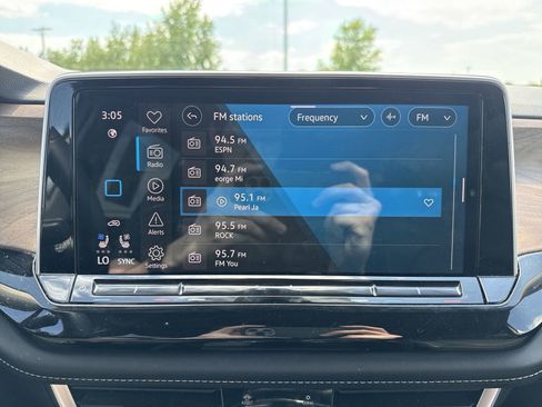 Used 2024 Volkswagen Atlas SE w/ Black Wheel Package AWD/4WD image 17