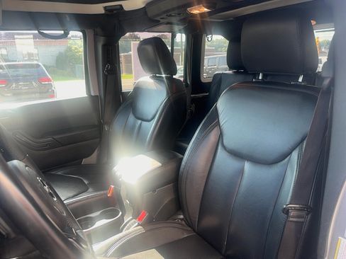 Used 2017 Jeep Wrangler Unlimited Sahara AWD/4WD image 12
