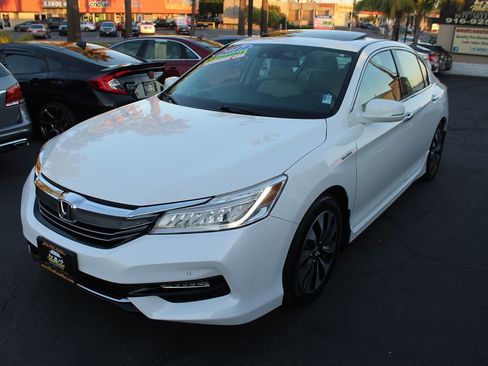 Used 2017 Honda Accord Touring image 4