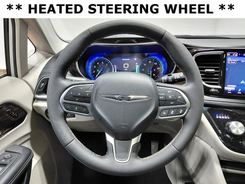 Certified 2024 Chrysler Pacifica Limited image 16