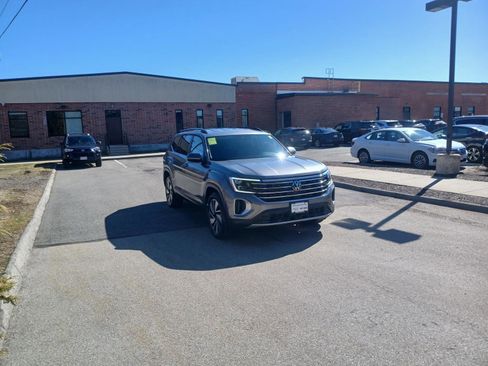 Used 2024 Volkswagen Atlas SE image 3