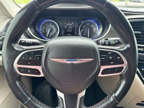 Used 2020 Chrysler Pacifica Touring-L FWD image 10