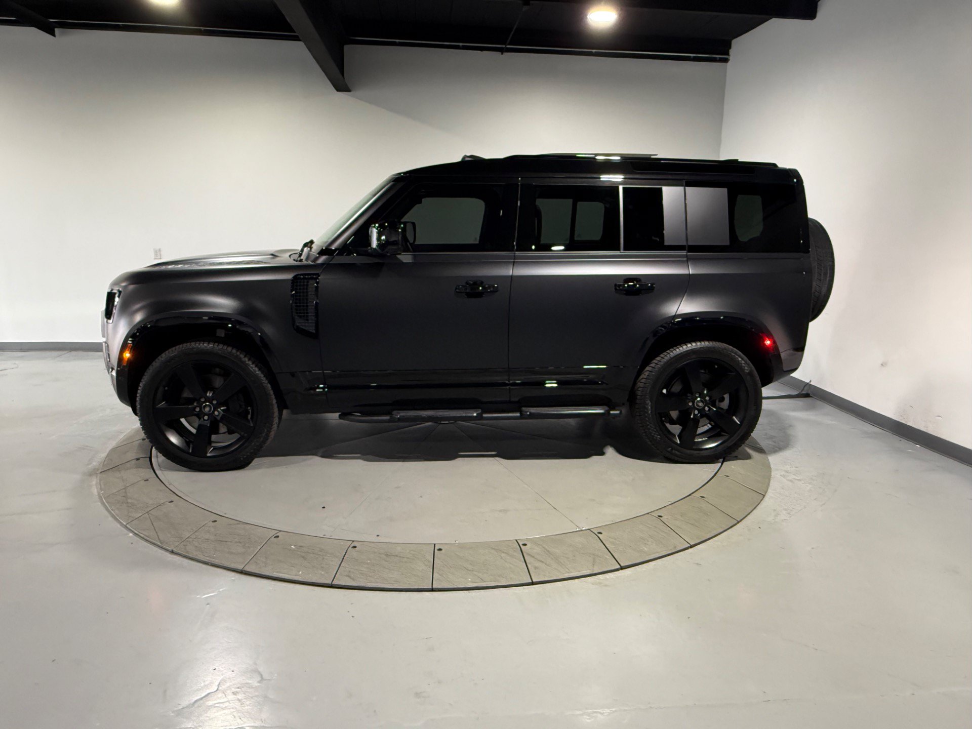 Used 2025 Land Rover Defender 110 X-Dynamic SE AWD/4WD image 14