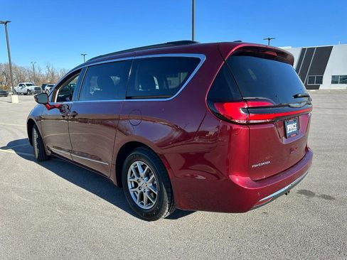 Used 2021 Chrysler Pacifica Touring image 3