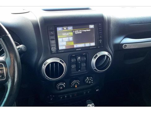 Used 2017 Jeep Wrangler Unlimited Rubicon w/ Connectivity Group AWD/4WD image 9