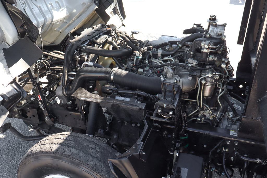 Used 2021 Isuzu NPR RWD image 11