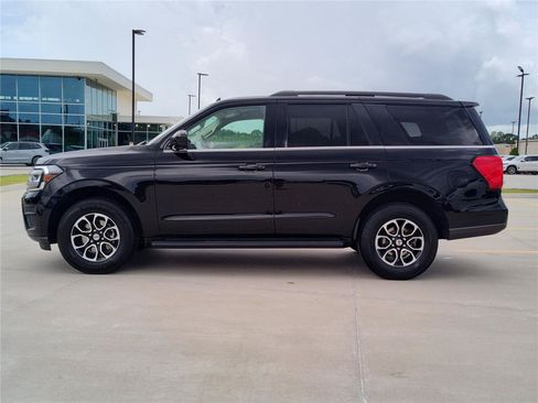 Used 2024 Ford Expedition XLT RWD image 3