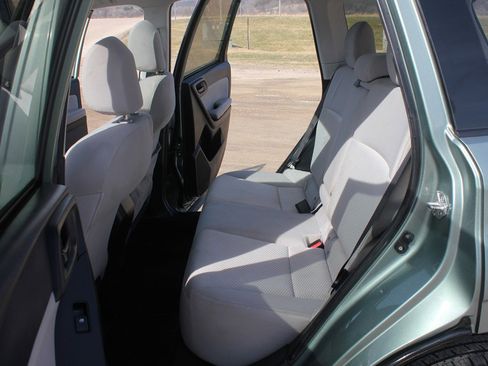 Used 2015 Subaru Forester 2.5i Premium w/ All-Weather Package image 40