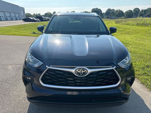 Used 2020 Toyota Highlander XLE AWD/4WD image 2
