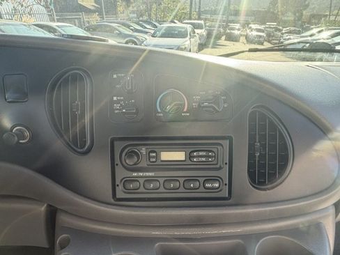 Used 2002 Ford E-150 and Econoline 150 Wagon RWD image 15